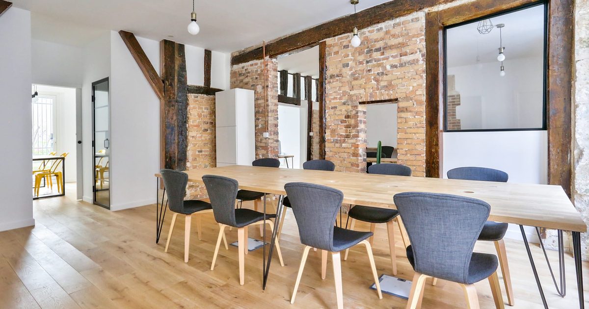 Salle de réunion de Mindlib Beaubourg, table en chêne, briques et poutres apparentes - Gestion active immobilière du groupe Roshe Invests