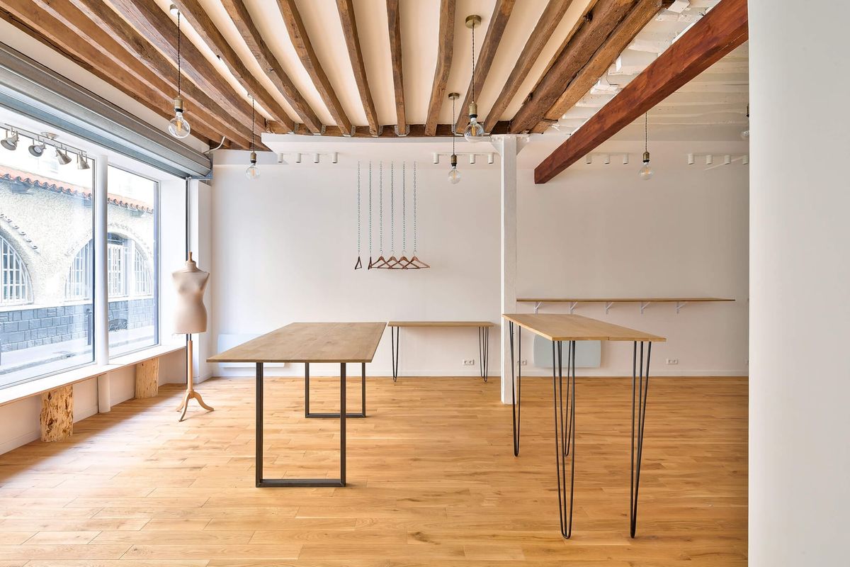 Intérieur du Pop-up Store Bastille, boutique éphémère passage Thiéré, Paris 11e, poutres apparentes et mobilier modulable