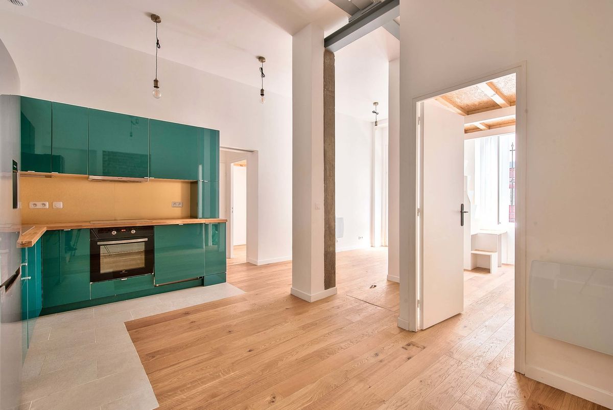 Cuisine ouverte verte et parquet en chêne du coliving Mindlib Poissonniers, Paris 18e